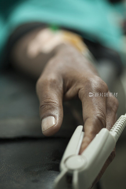 病人左食指脉搏血氧计传感器的特写。
